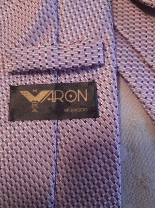 Corbata rosa-morada y plateada con patrón