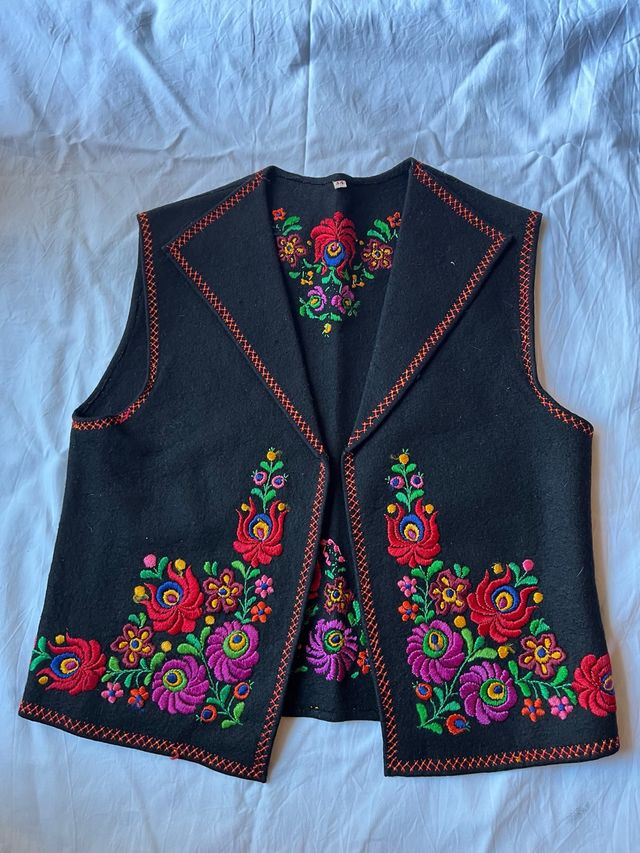 Chaleco húngaro bordado