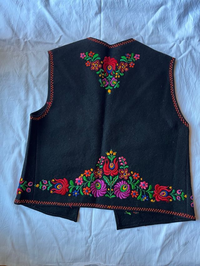Chaleco húngaro bordado