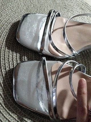 Sandalias plateadas tacón cuadrado