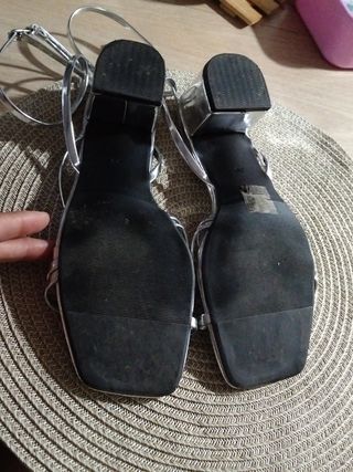 Sandalias plateadas tacón cuadrado