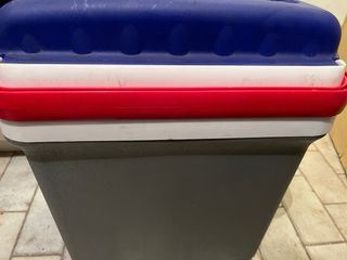 Nevera eléctrica azul para coche