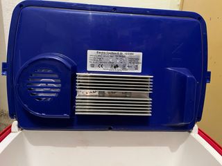 Nevera eléctrica azul para coche