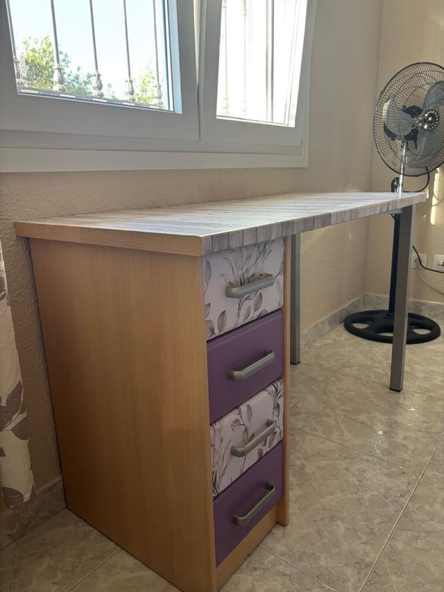 Escritorio madera y metal con cajones