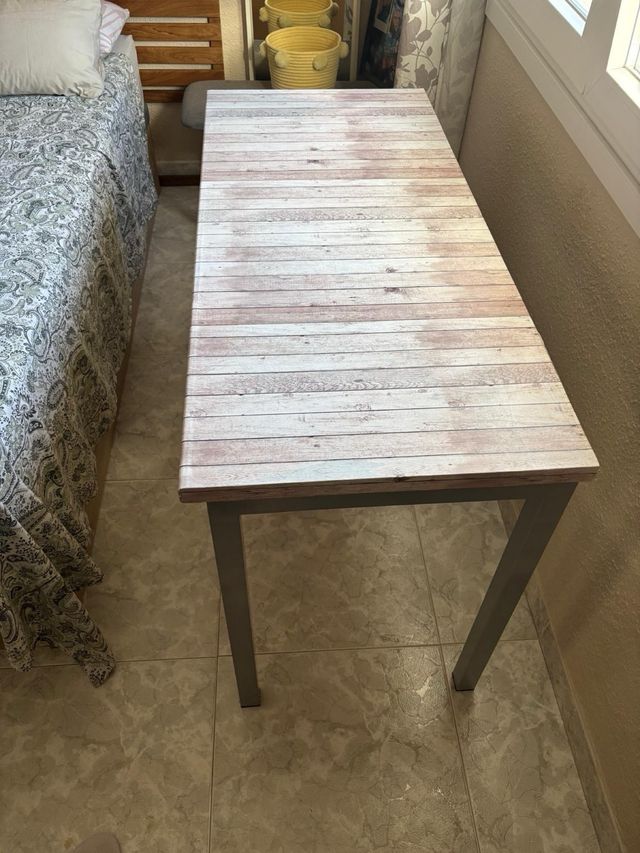 Escritorio madera y metal con cajones