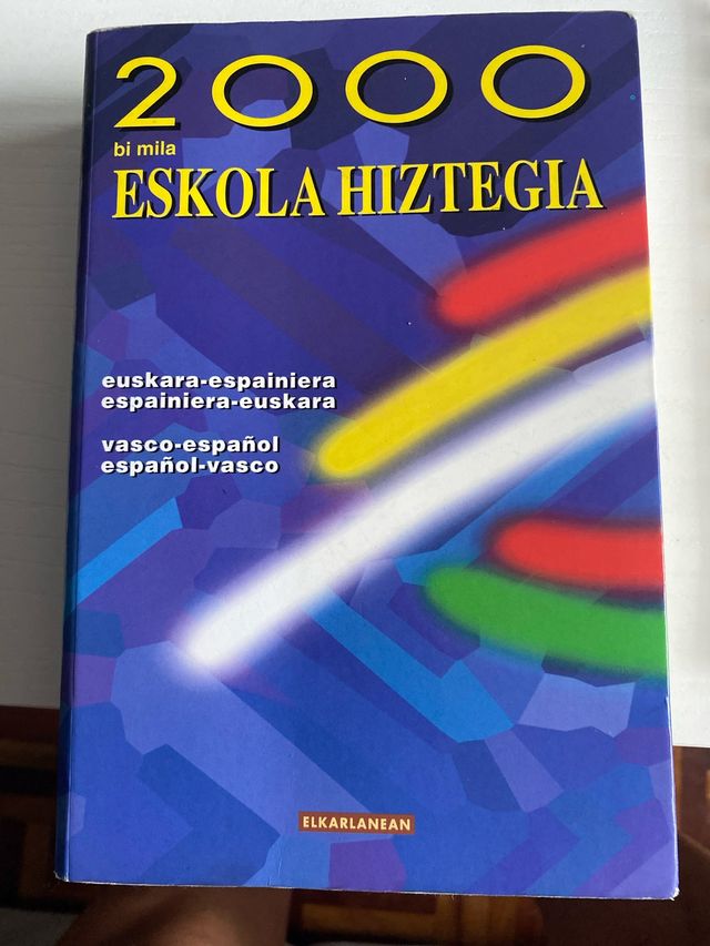 Eskola Hiztegia 2000 (Hiztegiak) (Basque Edition)