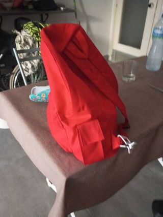 Mochila roja con bolsillo frontal