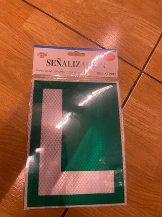 L letra de señalización de novatos de conducir