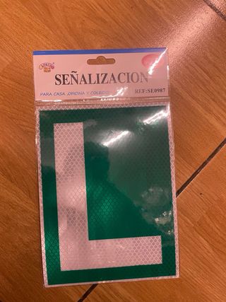 L letra de señalización de novatos de conducir