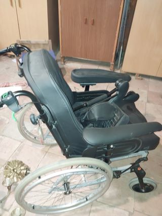 Silla de ruedas ortopédica casi nueva
