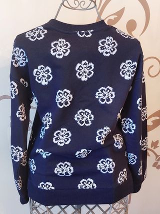 SUDADERA CON ETIQUETA 