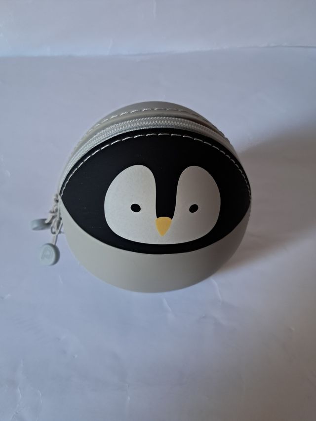 Monedero de silicona con diseño de pingüino