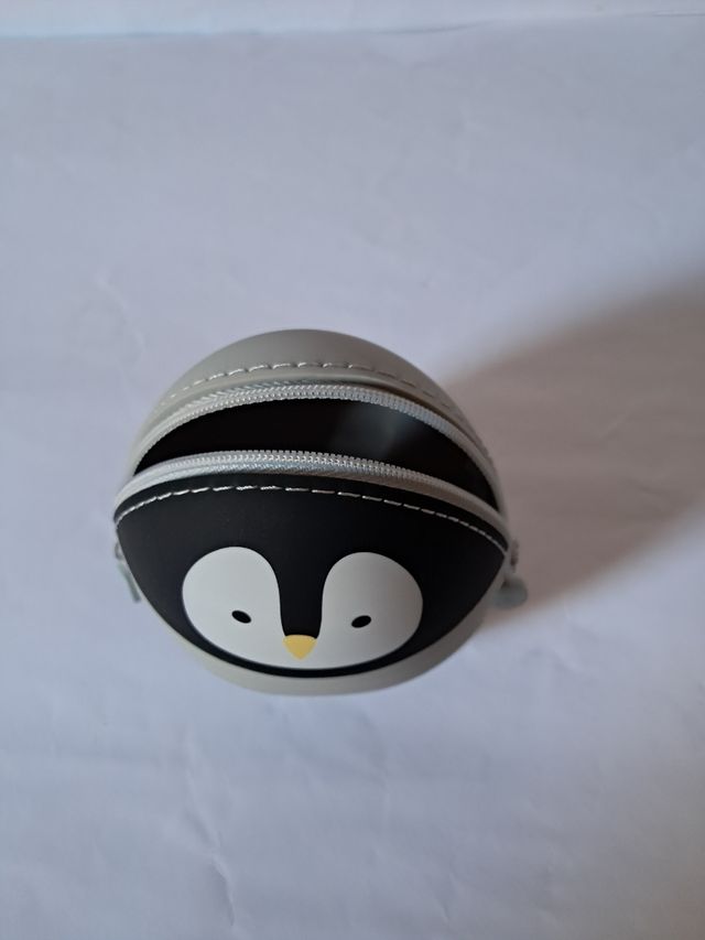 Monedero de silicona con diseño de pingüino