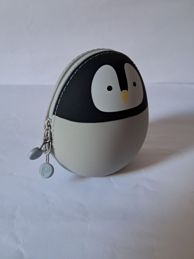 Monedero de silicona con diseño de pingüino