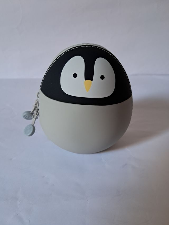 Monedero de silicona con diseño de pingüino