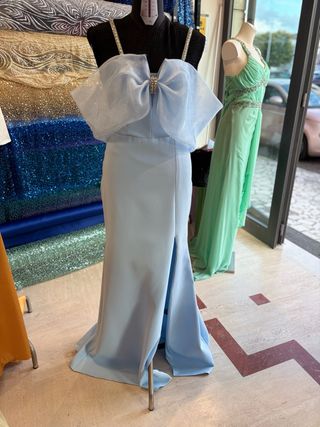 Abito azzurro con fiocco