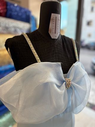 Abito azzurro con fiocco