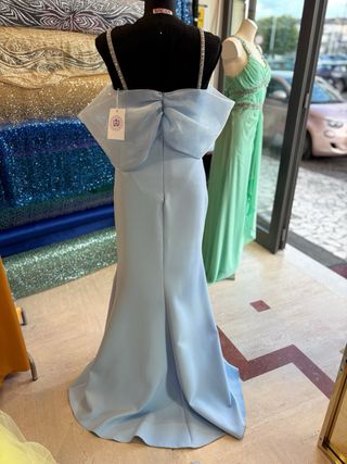 Abito azzurro con fiocco