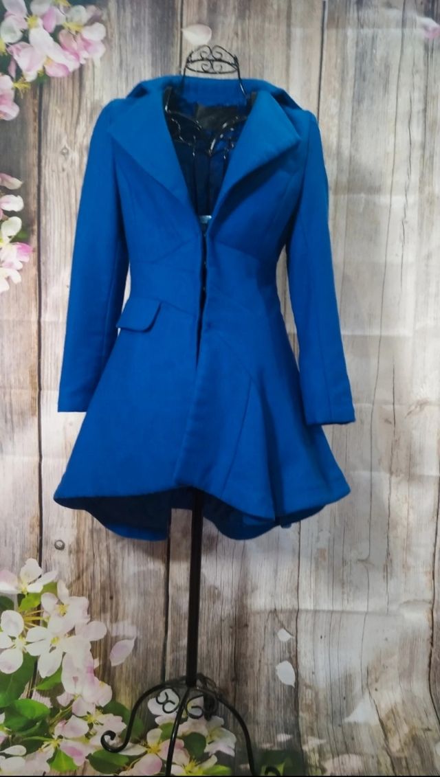 Chaqueta azul asimétrica con cola