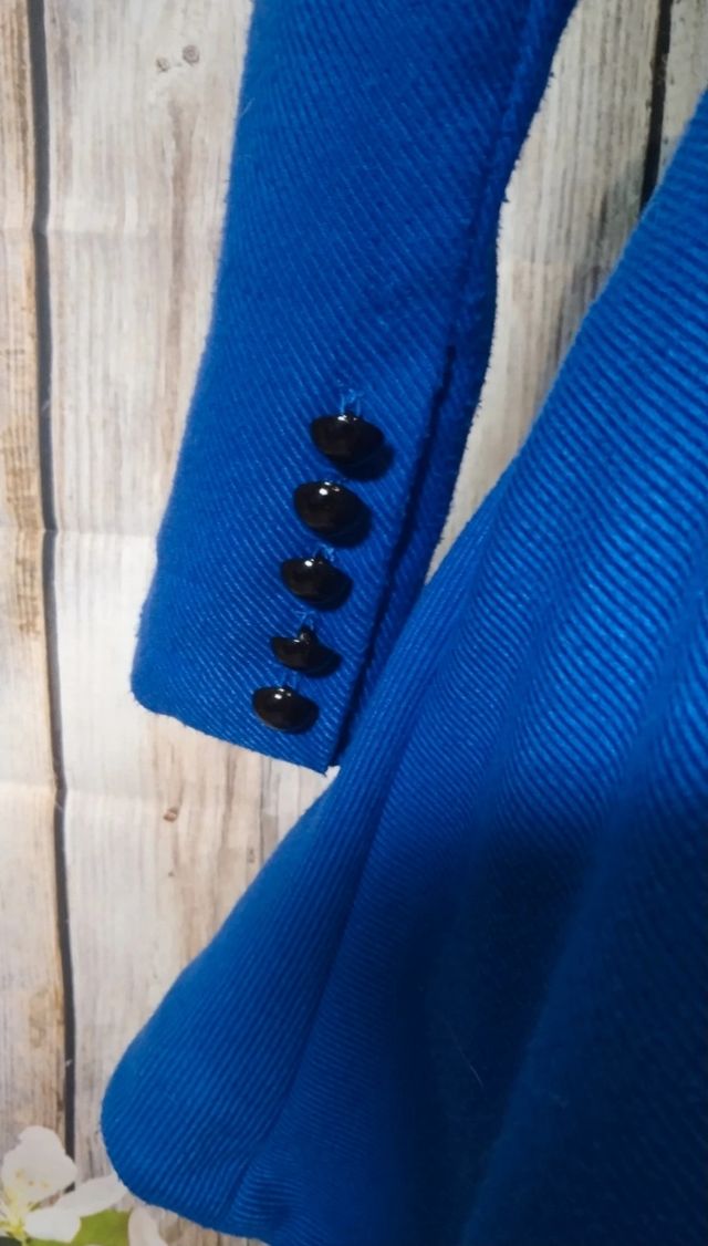 Chaqueta azul asimétrica con cola
