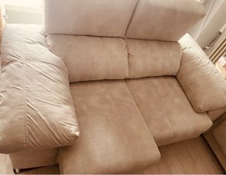 Sofá de 2 plazas beige, reclinable y extraible.