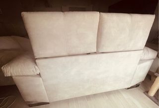 Sofá de 2 plazas beige, reclinable y extraible.