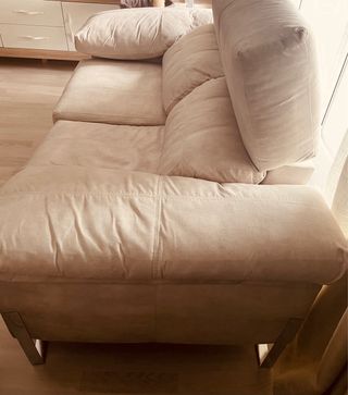 Sofá de 2 plazas beige, reclinable y extraible.