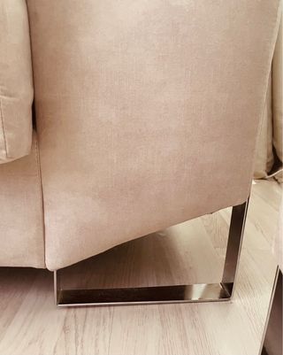 Sofá de 2 plazas beige, reclinable y extraible.