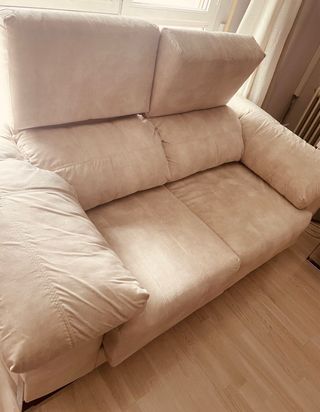 Sofá de 2 plazas beige, reclinable y extraible.