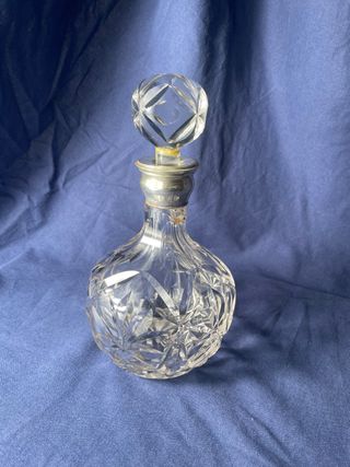 Licorera de cristal tallado y cuello plata tapón