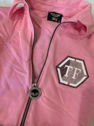 Vestido rosa con etiqueta precio en boutique 100e