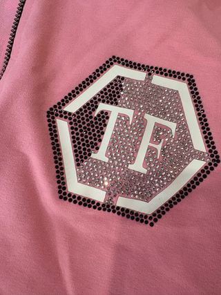 Vestido rosa con etiqueta precio en boutique 100e