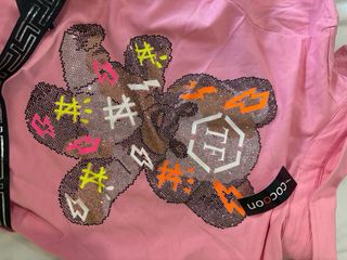 Vestido rosa con etiqueta precio en boutique 100e