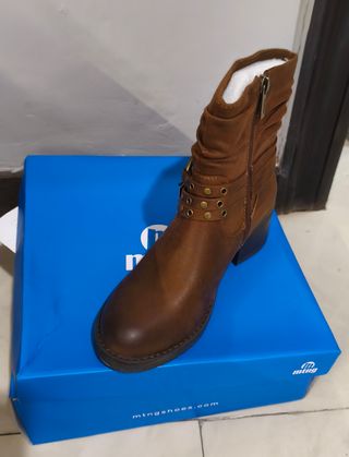 Botines Marrones con Tachuelas