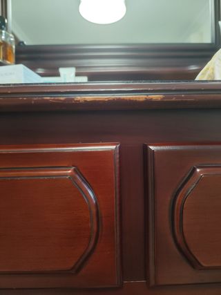 Cómoda de madera con espejo
