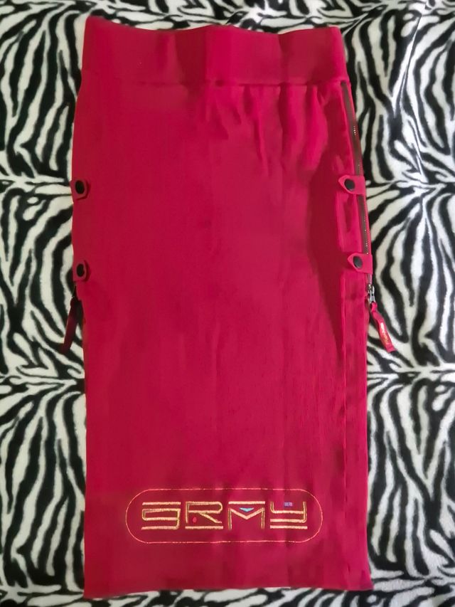 Falda Grimey Roja con Bordado Dorado