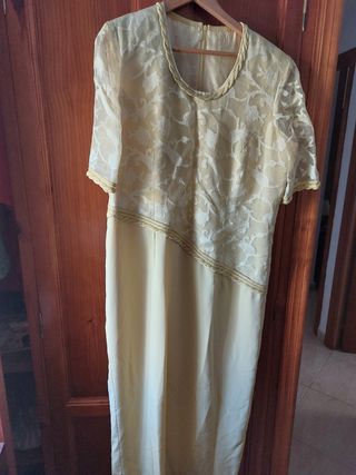 Vestido de fiesta dorado con detalles