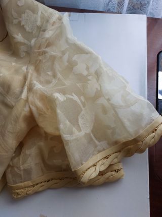 Vestido de fiesta dorado con detalles