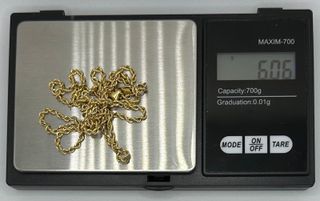 Cadena Salomónica de oro de 18k, 6.06 g, 63 cm. 