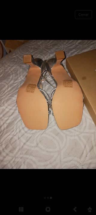 Sandalias plateadas tacón