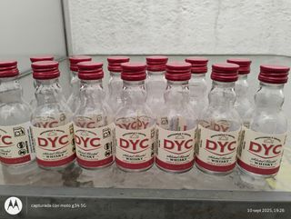 Collezione di bottiglie di whisky DYC