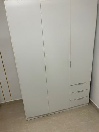 Armario blanco de madera