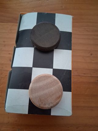 Tablero de ajedrez y damas de madera.