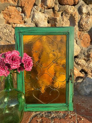 Puerta vintage verde madera, forja y cristal ámbar