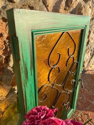 Puerta vintage verde madera, forja y cristal ámbar