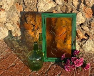 Puerta vintage verde madera, forja y cristal ámbar