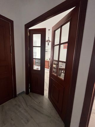 puerta doble  de madera con cristales 