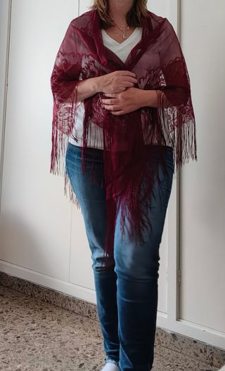 Chal de puntilla granate