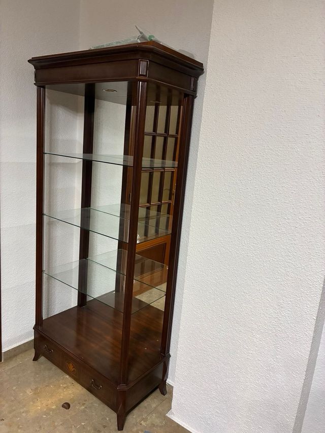 Vitrina de madera y cristal estilo clásico
