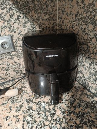 Freidora de aire Aigostar negra